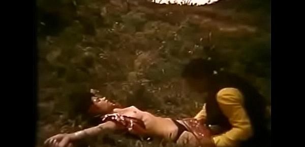  Hermanas gitanas son atacadas por bandidos en la película "Condenada por un desejo" de Tony Vieyra.